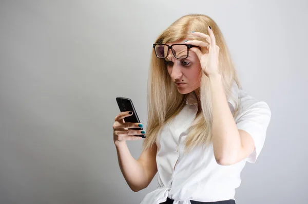 Mulher usando e lendo um telefone inteligente — Fotografia de Stock