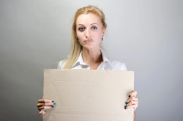 Junge Geschäftsfrau mit leerem weißen Brett — Stockfoto