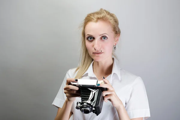 Retro bir fotoğraf makinesi ile güzel kız — Stok fotoğraf