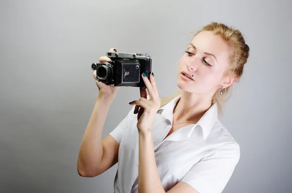 Mooi meisje met een retro camera — Stockfoto