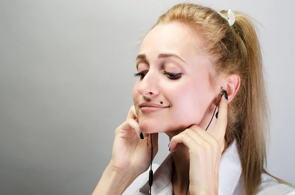 Joven hermosa mujer disfrutando de la música —  Fotos de Stock