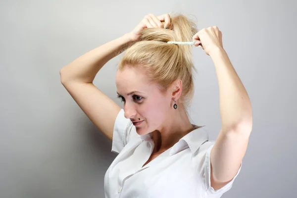 Joven atractiva feliz riendo rubia mujer hacer pelo, updo —  Fotos de Stock