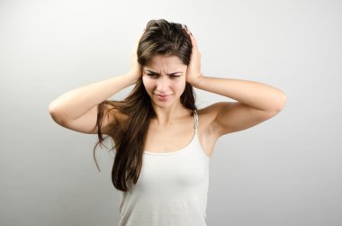 Çok yüksek bir ses. Elleriyle kulaklarını kapsayan ve gözleri kapalı ayakta tutmak sinir bozucu genç kadın 