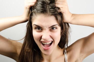 Kızgın bir kadın saçlarını çekerek closeup poz