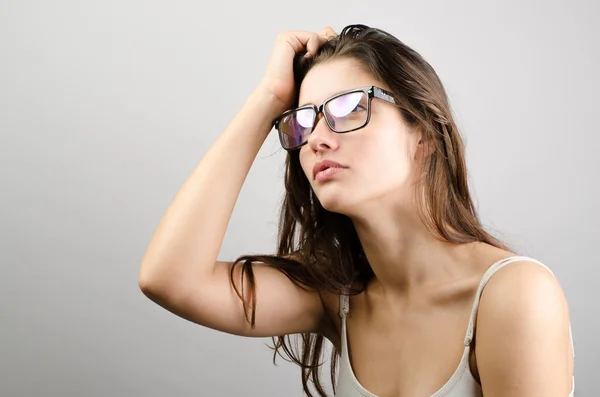 Joven mujer triste sosteniendo la cabeza y pensando — Foto de Stock