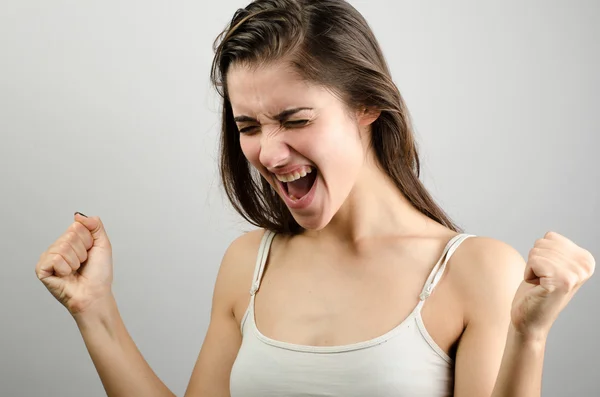 怒っている女性のクローズ アップのポーズ — ストック写真