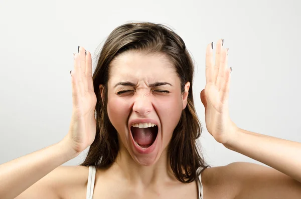 Close-up pose de uma mulher com raiva gritando — Fotografia de Stock