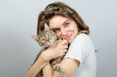 Kedisi olan güzel bir kadın.