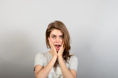 genç güzel kadın arıyor açık ağız izole gri duvar arka plan şaşırttı