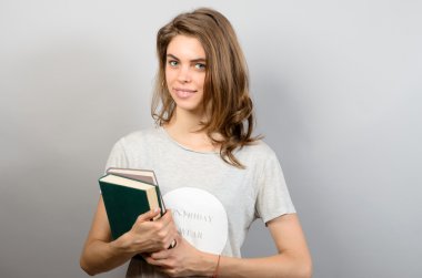 genç kadın bir kitap ile güzel