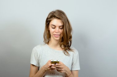 Mutlu kadın içinde hareket eden bir akıllı telefon görünüm kullanma