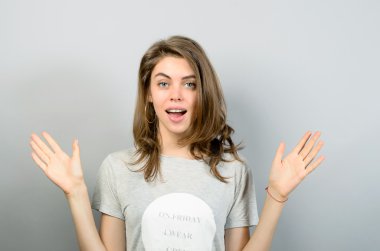 Genç sevimli mutlu kız eller gri üzerine gösterilen