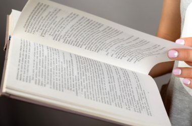 closeup eli açık kitap okumak için