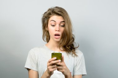 Bir akıllı telefon kullanan mutlu kadın 