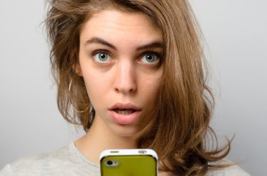 Bir akıllı telefon kullanan heyecanlı kadın