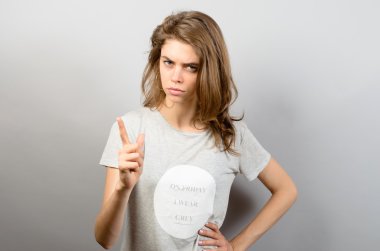 portre ciddi, çatık, kızgın, birisi azar grumpyyoung kadın işaret parmağı yukarıya doğru gri arka plan izole