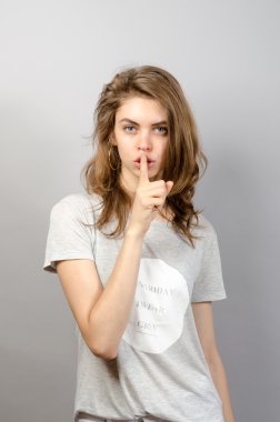 güzel bir genç kadın için sessizlik rica