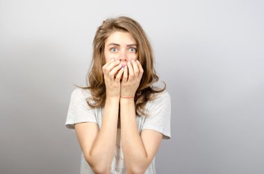 korkmuş kadın kamera arıyor