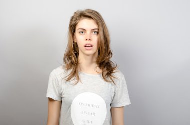 genç kadın karışıklık izole göz gri duvar arka plan ile