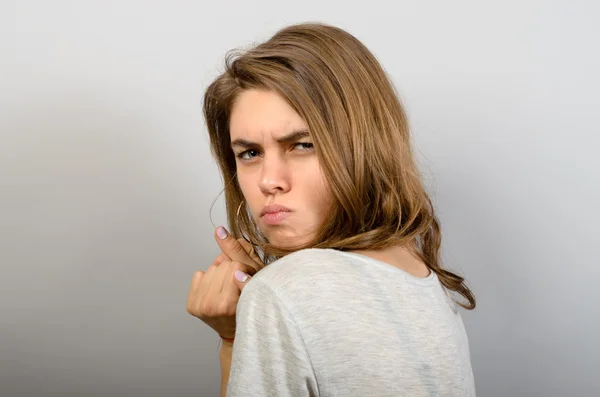 Nahaufnahme Porträt gierige junge Frau hält Dollarnoten fest isoliert graue Wand Hintergrund — Stockfoto