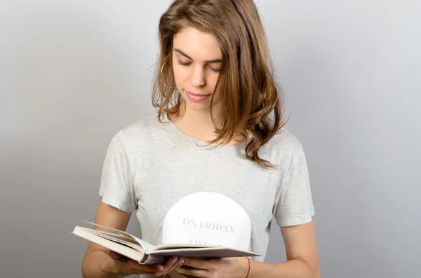 Joven bonita mujer con un libro — Foto de Stock