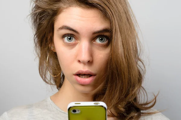 Vzrušená žena pomocí chytrý telefon — Stock fotografie