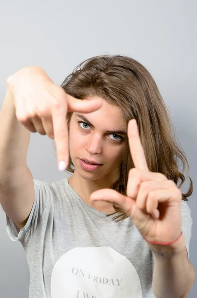 Gestikulierender Fingerring. schöne junge Frau schaut in die Kamera — Stockfoto