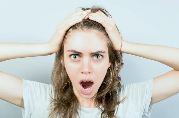 Sorpresa mujer asombrada aislado fondo gris de la pared —  Fotos de Stock