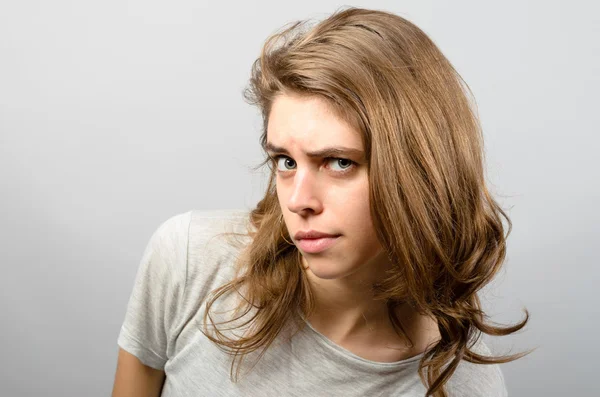 Mujer joven curiosa — Foto de Stock