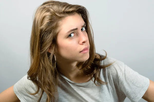 Neugierige junge Frau — Stockfoto