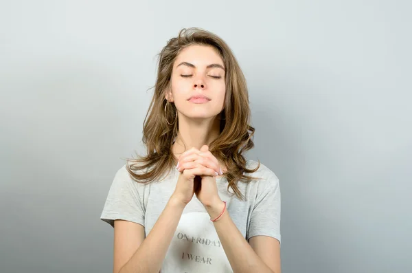 Retrato de una joven rezando — Foto de Stock