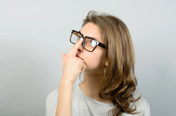 Chica llena de dudas y dudas. Chica está pensando . —  Fotos de Stock