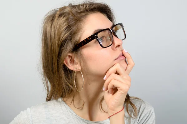 Chica llena de dudas y dudas. Chica está pensando . — Foto de Stock