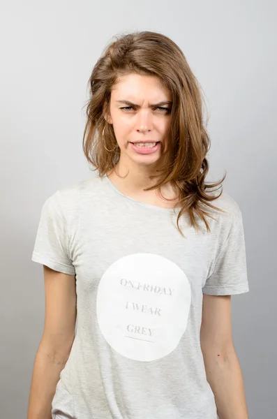 Retrato estresado, frustrado mujer conmocionada gritando fondo de pared gris aislado . — Foto de Stock