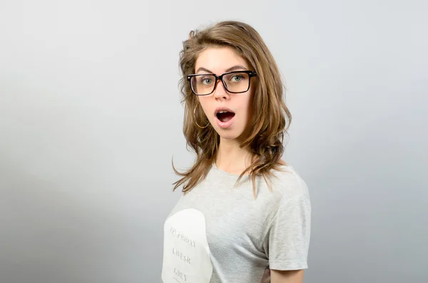 Frightened woman looking at camera — Stockfoto