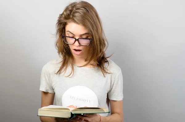 Jovem bonita Mulher com um livro — Fotografia de Stock