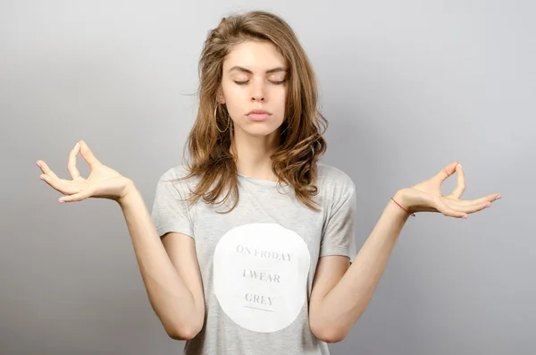 Mujer joven practicando meditación — Foto de Stock