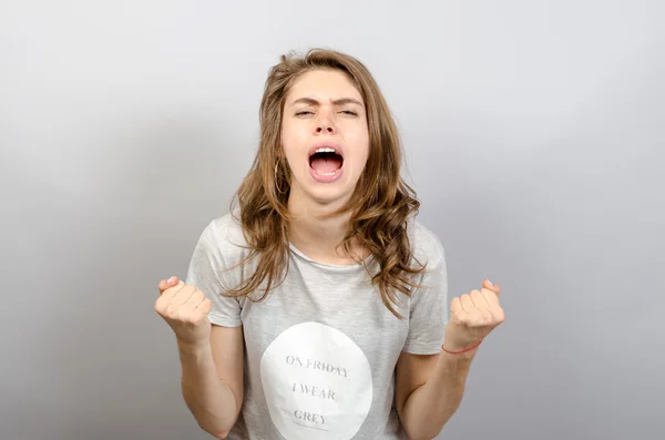 Retrato de una hermosa joven gritando — Foto de Stock