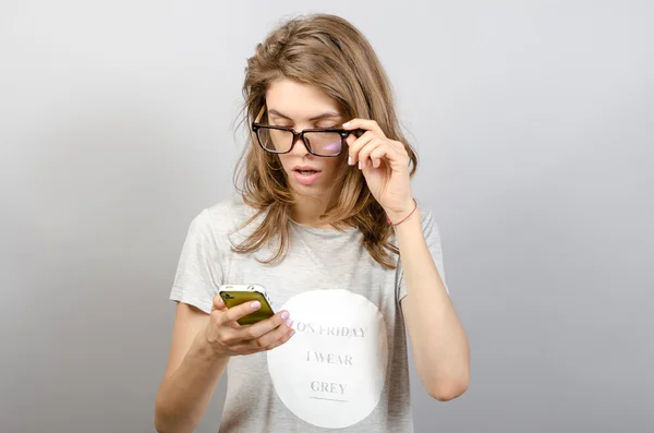 एक स्मार्ट फोन का उपयोग करके चश्मा के साथ खुश महिला — स्टॉक फ़ोटो, इमेज