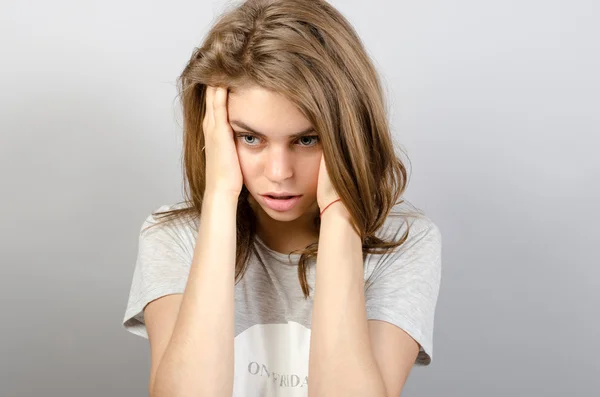 Mädchen voller Zweifel und Zögern. Mädchen denkt nach. — Stockfoto