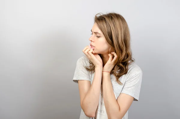 Chica llena de dudas, está asustada — Foto de Stock