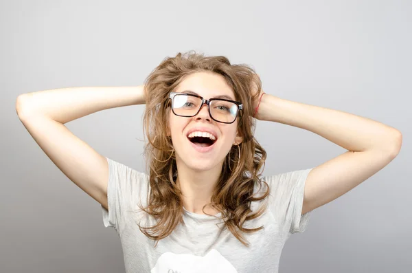 Femme en lunettes très heureuse — Photo