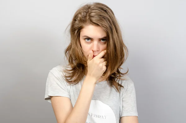 Menina cheia de dúvidas e hesitação. A rapariga está a pensar . — Fotografia de Stock