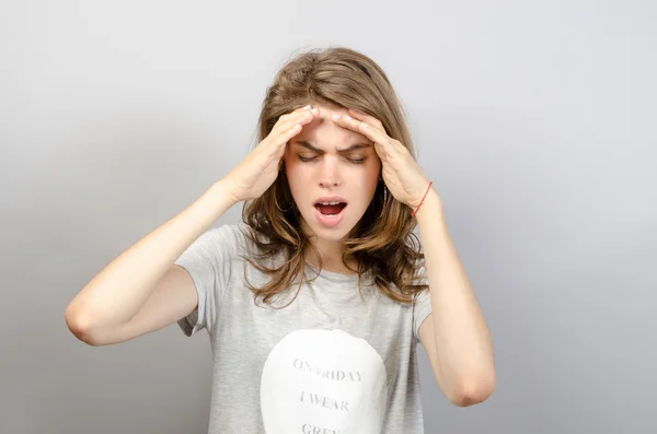 Retrato de mujer triste y cansada sobre fondo gris — Foto de Stock