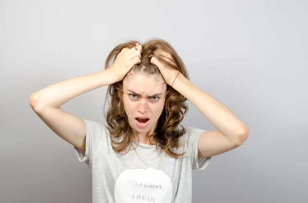 Retrato de mulher triste cansado contra fundo cinza — Fotografia de Stock