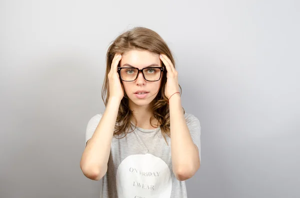 Retrato de mujer cansada con gafas sobre fondo gris — Foto de Stock