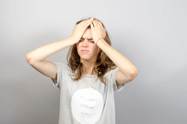 Retrato de mujer triste y cansada sobre fondo gris — Foto de Stock