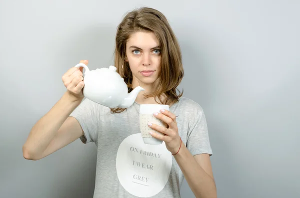 Hermosa mujer con té — Foto de Stock