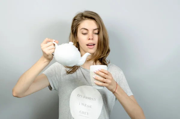 Hermosa mujer con té — Foto de Stock