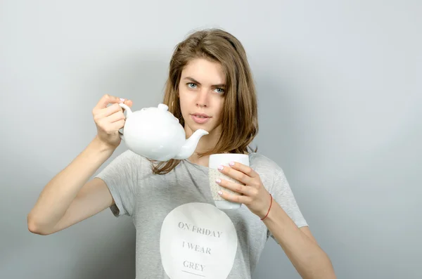 Hermosa mujer con té — Foto de Stock